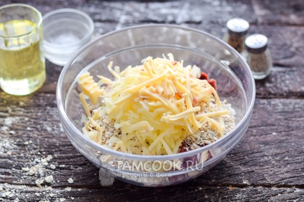 Положить тертый сыр