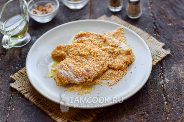 Запанировать мясо в сухарях