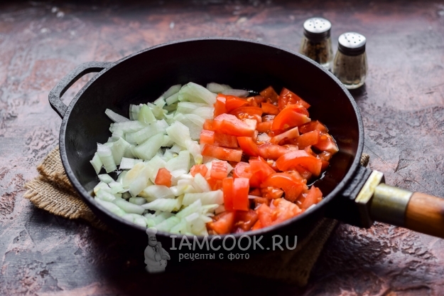 Обжарить лук с помидорами
