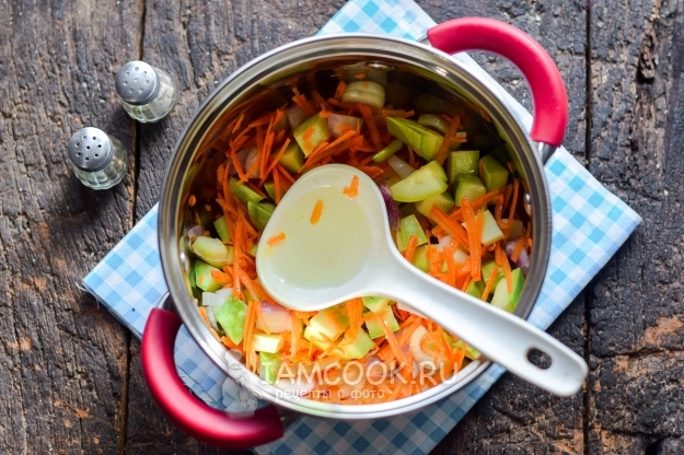 Соединить овощи в кастрюле