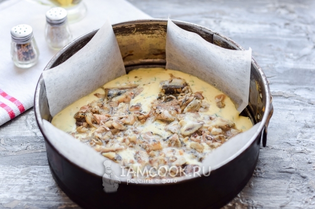 Положить на тесто рыбные консервы