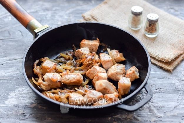 Пожарить лук с мясом