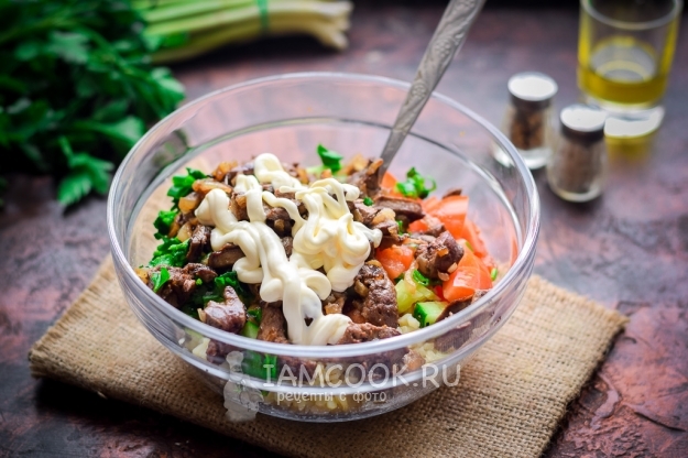 Добавить печень и майонез