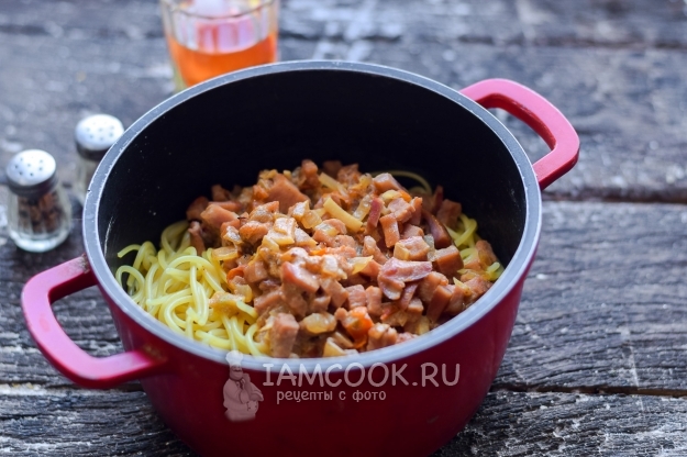 Положить ветчину с овощами к макаронам