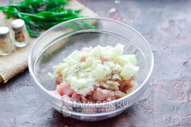 Добавить лук, соль и перец