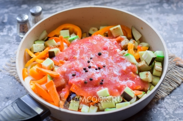 Добавить помидоры, соль и перец