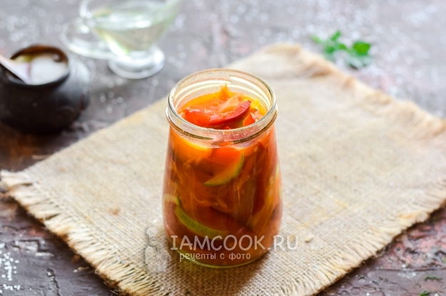 Положить овощи в банку