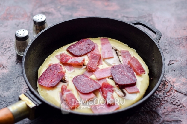 Положить на тесто начинку