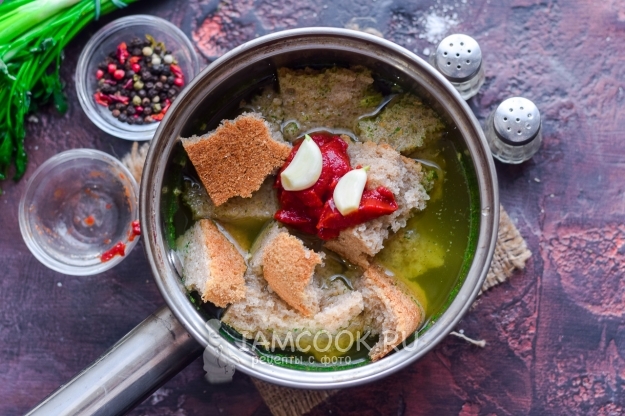 Добавить пасту и чеснок