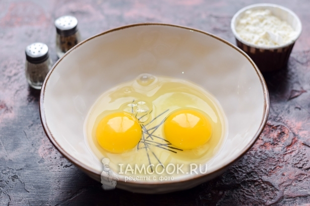 Вбить в миску яйца