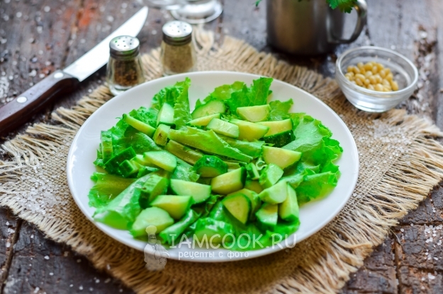 Положить огурцы на листья салата