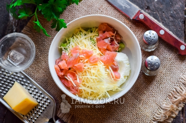 Положить красную рыбу