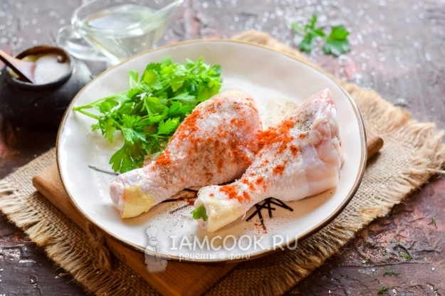 Посыпать курицу солью и специями