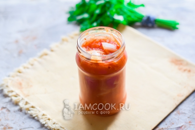 Положить салат в банку