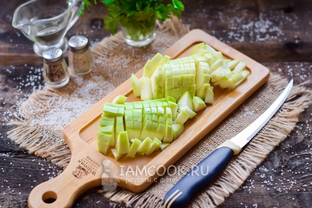 Порезать кабачки