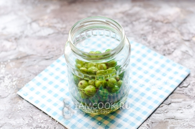 Положить крыжовник в банку