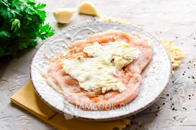 Смазать сыром