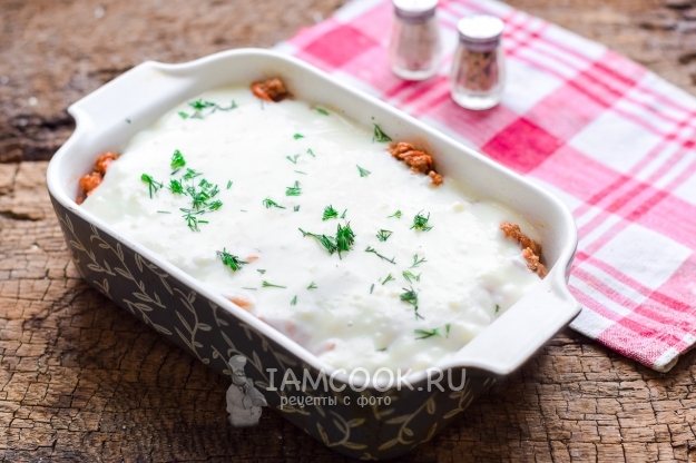 Полить соусом