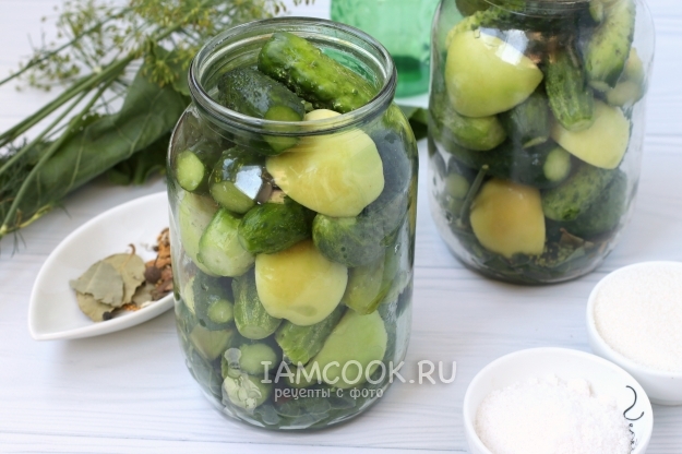 Положить огурцы и яблоки