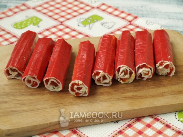 Свернуть крабовые палочки с начинкой