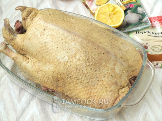 Натереть утку солью с перцем и чесноком