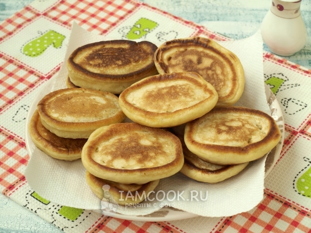 Положить оладьи на салфетку