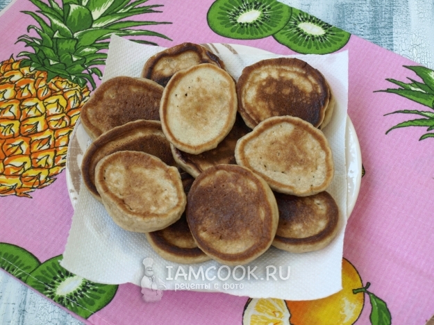 Готовые пышные оладьи с бананом на кефире