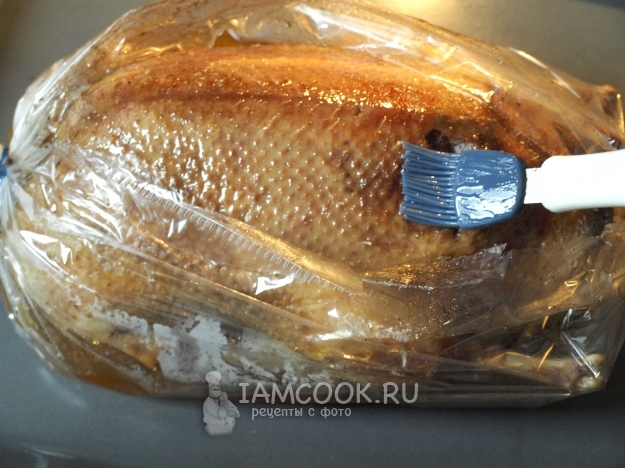 Смазать утку медом с соевым соусом