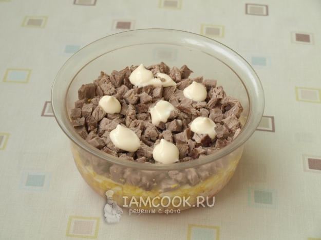 Положить слой мяса