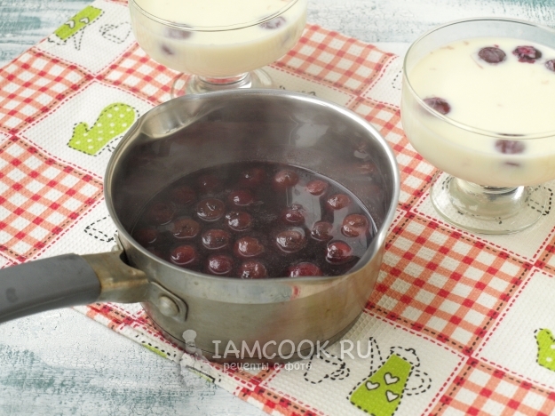 Вскипятить воду с вишней