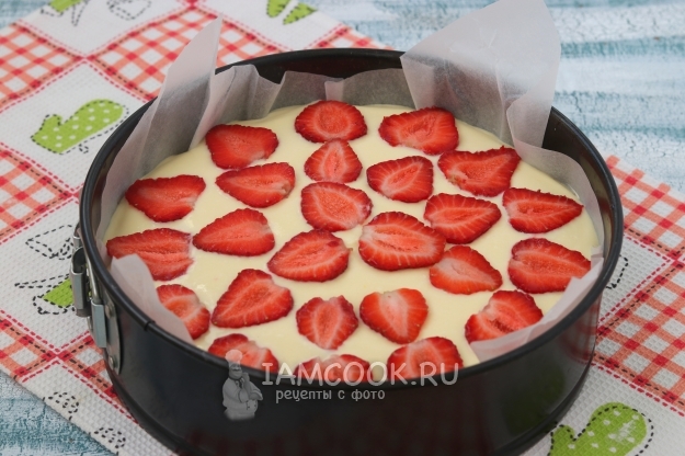 Влить творожную массу