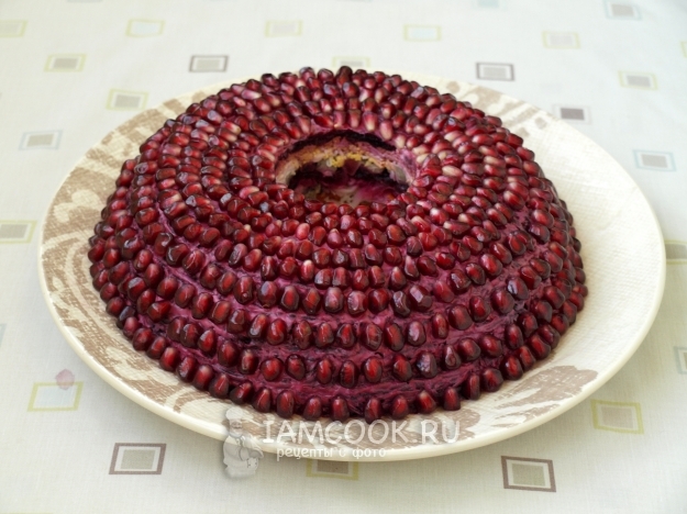 Положить на салат зерна граната