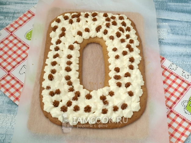 Положить на корж крем