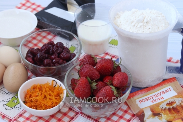 Ингредиенты для пирога с вишней и клубникой