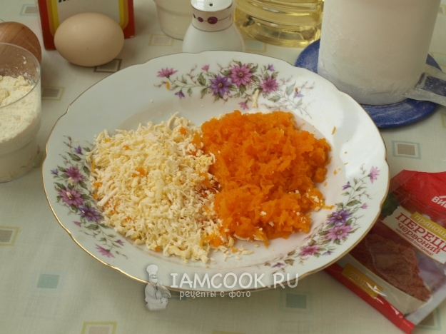 Натереть тыкву и сыр