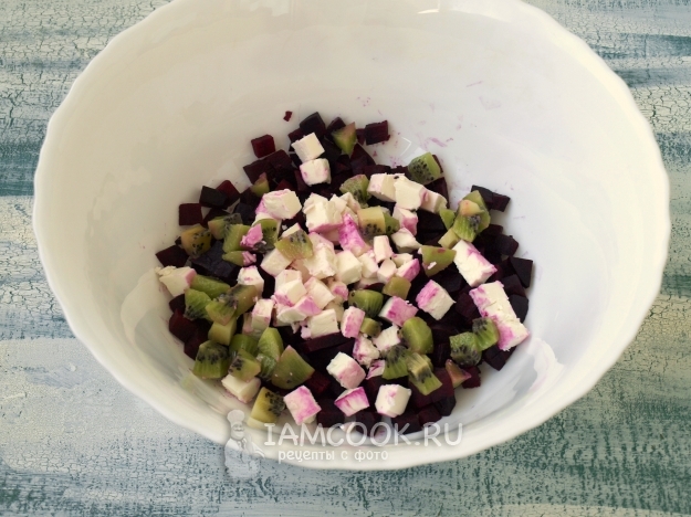 Соединить свеклу, сыр и киви