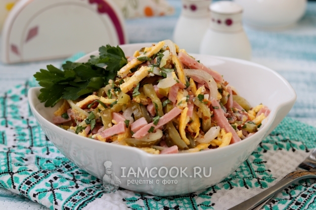 Готовый салат с омлетом и ветчиной