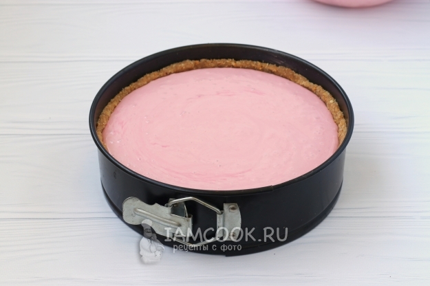 Вылить творожную начинку