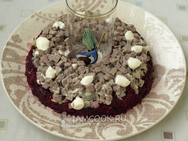 Положить слой мяса