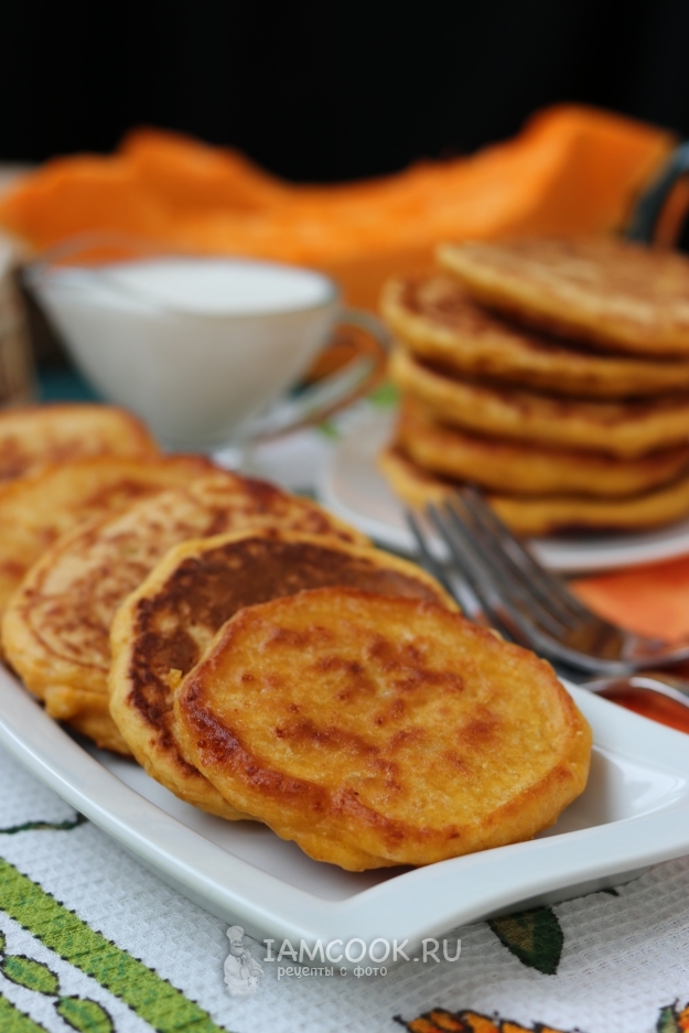 Готовые оладьи из тыквы с сыром