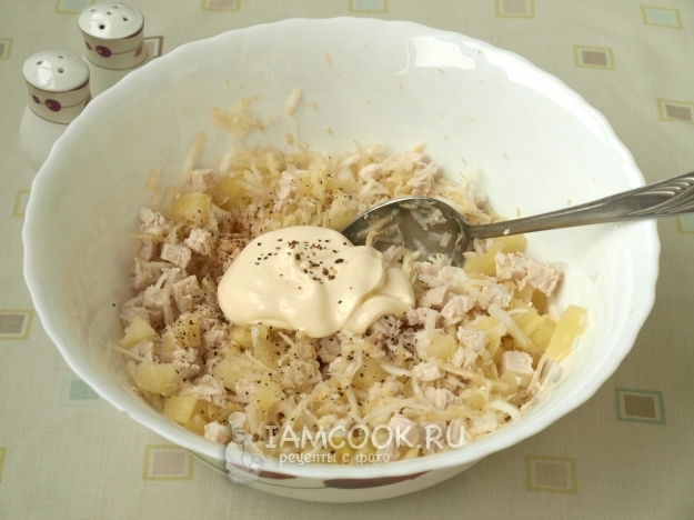 Положить майонез, соль и перец