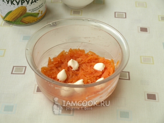 Положить слой моркови