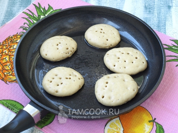 Положить тесто на сковороду