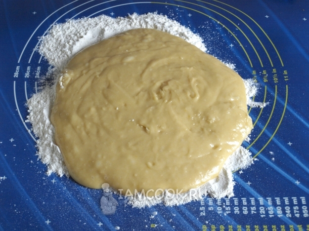 Вылить тесто на стол