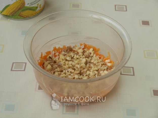 Положить слой орехов