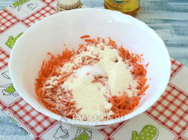 Всыпать сахар и манку