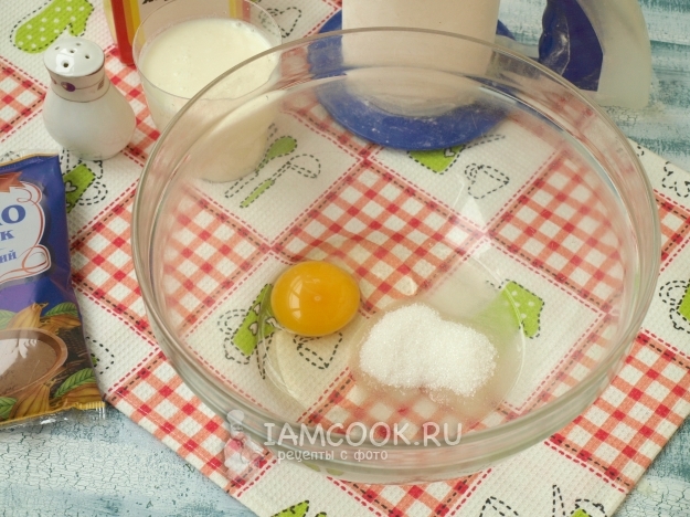 Соединить яйцо с сахаром
