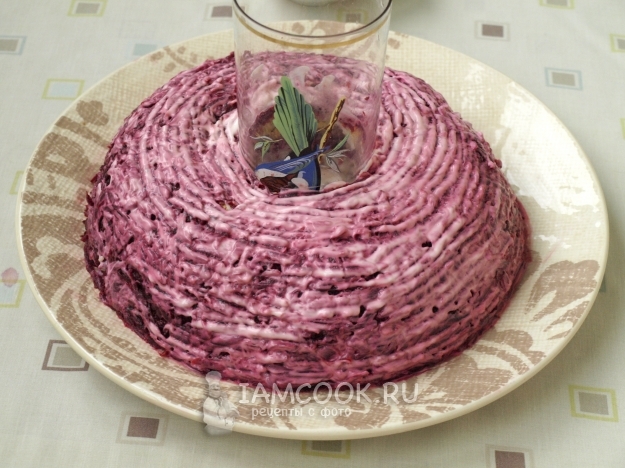 Смазать салат майонезом