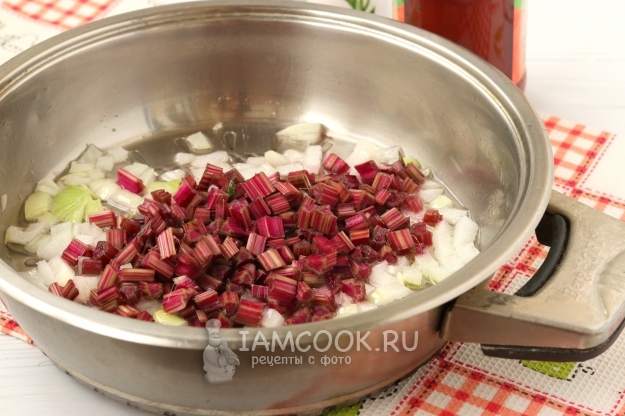 Обжарить лук со свеклой