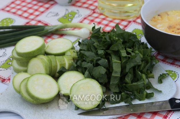 Порезать кабачки и шпинат
